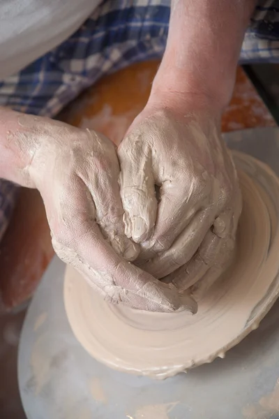 Hands of a potter — Stock Photo, Image