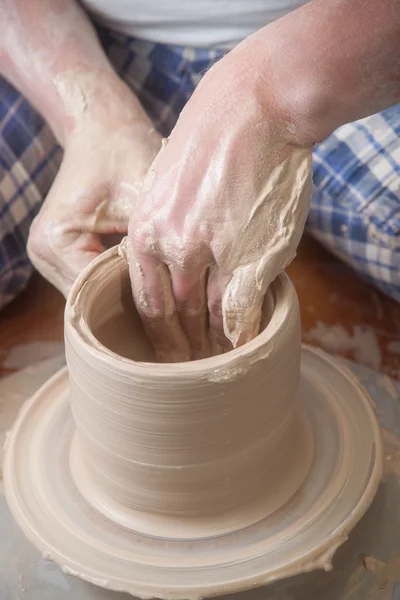 Handen van een pottenbakker — Stockfoto