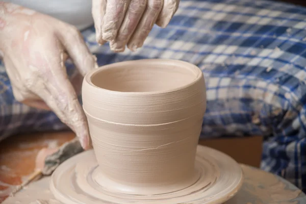 Handen van een pottenbakker — Stockfoto