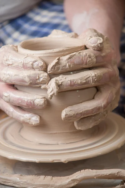 Hands of a potter — Stock Photo, Image