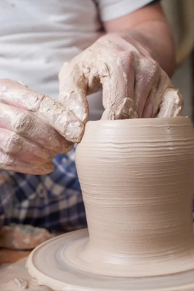 Handen van een pottenbakker — Stockfoto