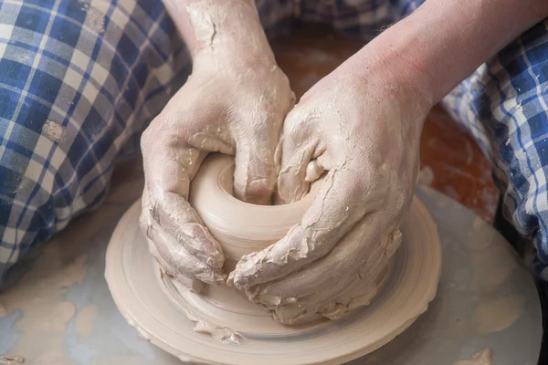 Handen van een pottenbakker — Stockfoto