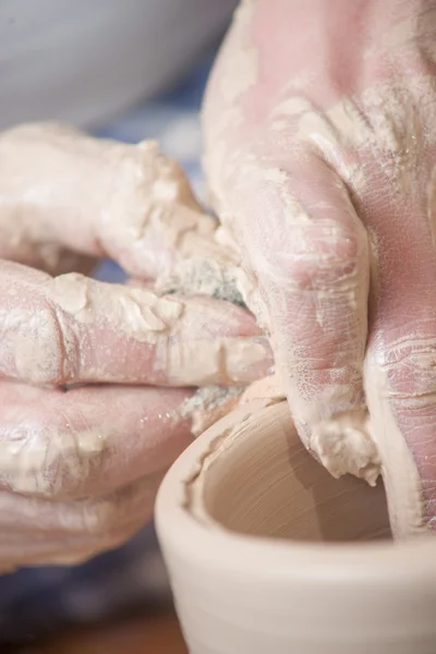 Handen van een pottenbakker — Stockfoto