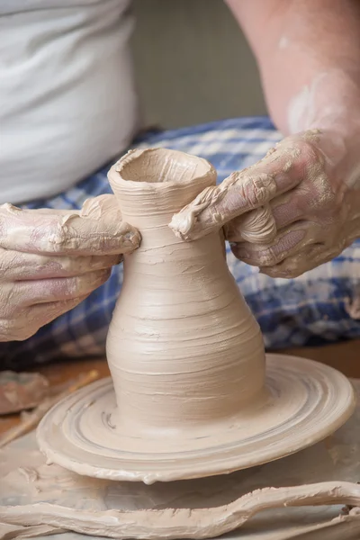 Handen van een pottenbakker — Stockfoto