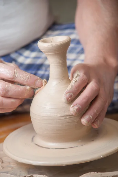 Handen van een pottenbakker — Stockfoto