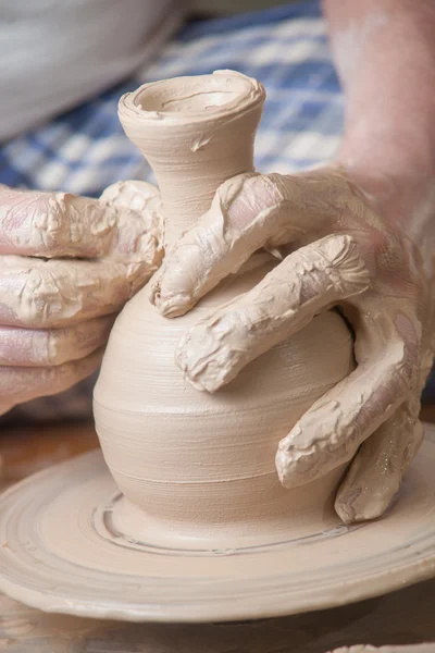 Handen van een pottenbakker — Stockfoto