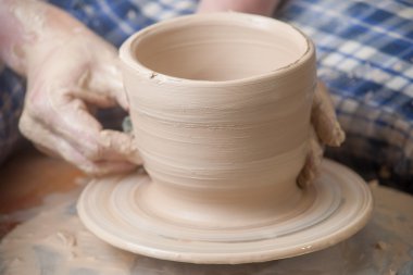 Bir çömlekçinin elleri