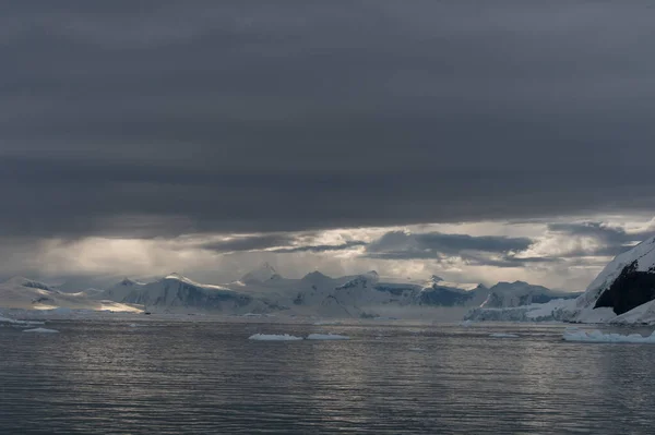 Vue sur la montagne vue béatifique coucher de soleil en Antarctique — Photo