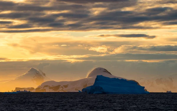 Mountain view beatiful view sunset in Antarctica — Stock Photo, Image