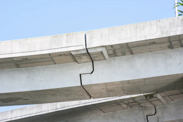 Fissures de passage supérieur en béton — Photo