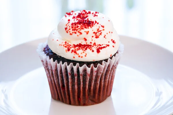 Rood fluweel cupcake op een plaat — Stockfoto