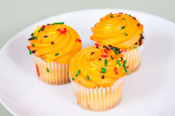 Tres cupcakes amarillos de Miniture — Foto de Stock