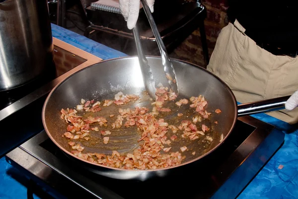 Hombre cocinando tocino — Foto de Stock