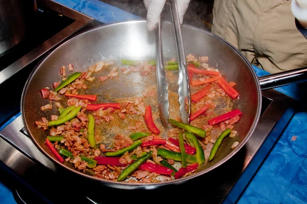 Hombre freír comida — Foto de Stock