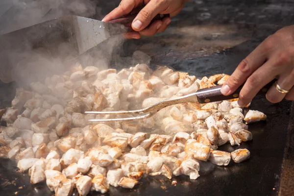 Matlagning hackad kyckling — Stockfoto