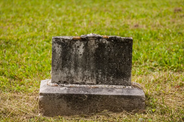 Old Broken Gravestone — Stock Photo, Image