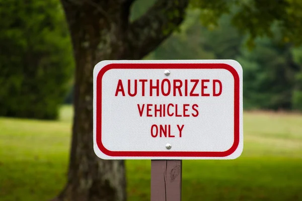 Segnale di avvertimento solo per veicoli autorizzati — Foto Stock