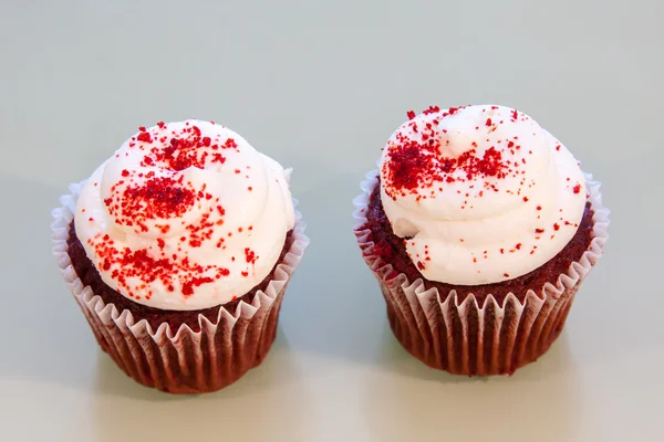 Zwei rote Samt-Cupcakes — Stockfoto