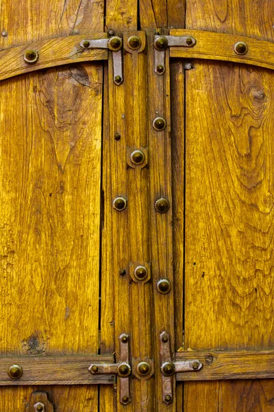 Vieux jaune portes doubles en bois — Photo