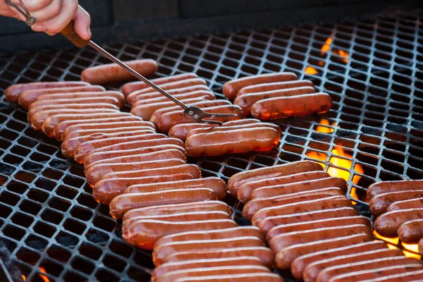 Encender perritos calientes en la parrilla — Foto de Stock