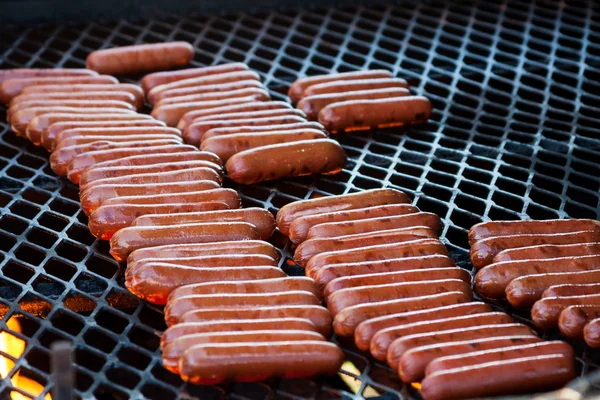 Perros calientes en la parrilla — Foto de Stock