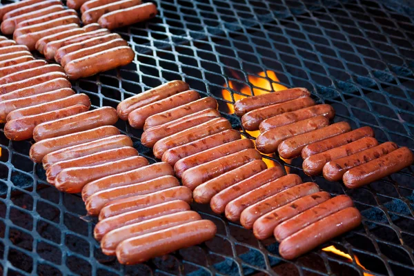 Hot-dogi na grill — Zdjęcie stockowe