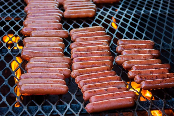 Hotdogs op de grill — Stockfoto