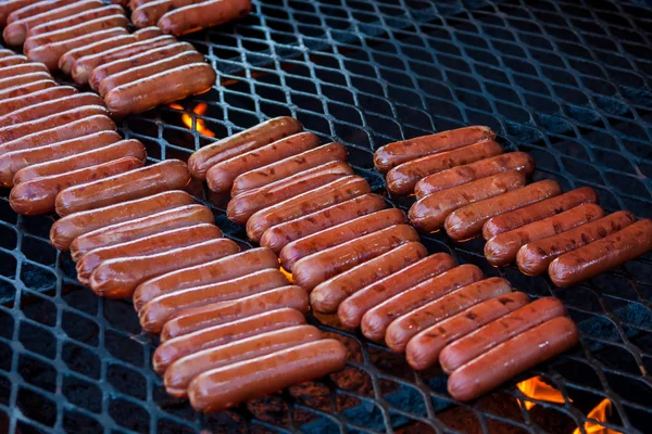 Hotdogs op de grill — Stockfoto