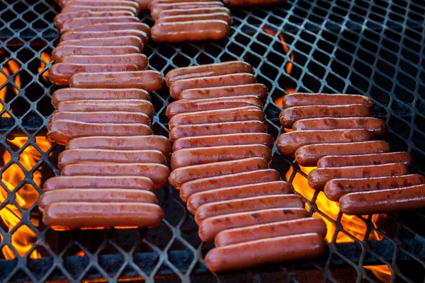 Rader av varm korv på grillen — Stockfoto