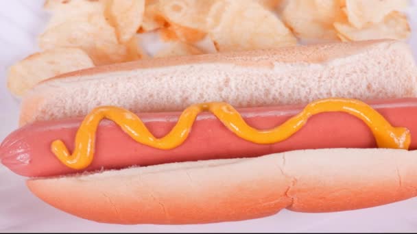 Hot Dog mit Kartoffelchips — Stockvideo