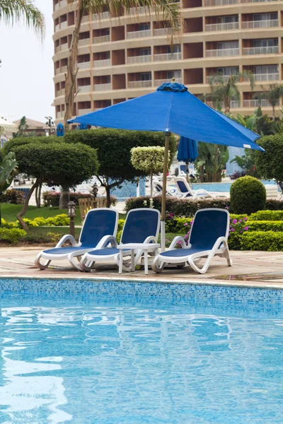 Lounge chairs pool — Stock Photo, Image