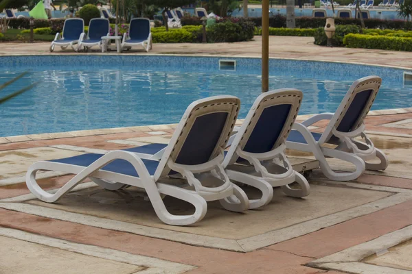 Lounge stoelen zwembad — Stockfoto