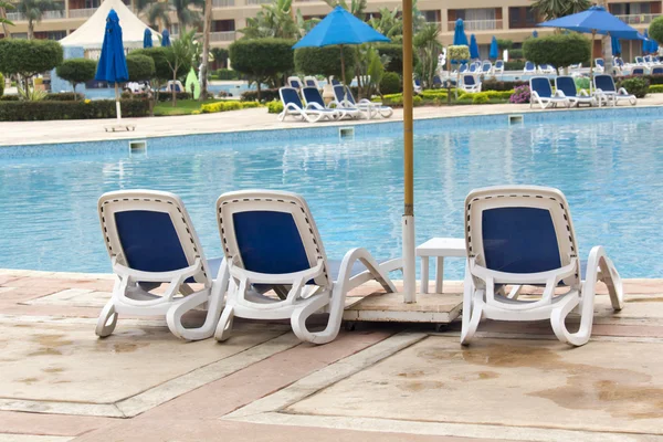 Lounge chairs pool — Stock Photo, Image