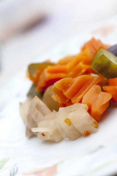 Tallrik med picklade grönsaker — Stockfoto