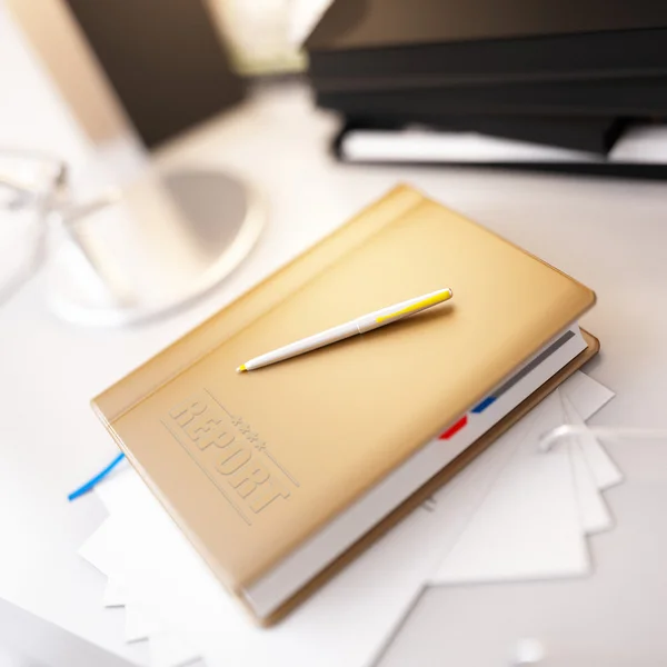 Бежевый личный органайзер и ручка на рабочем столе — стоковое фото