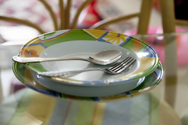 Пустые тарелки с вилкой и ложкой — стоковое фото