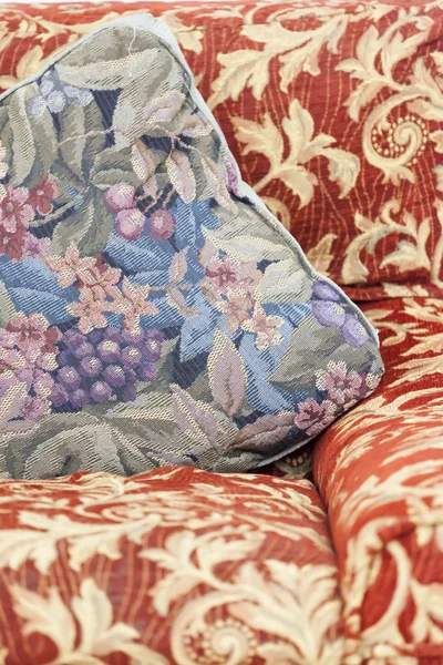 Travesseiro decorativo e sofá — Fotografia de Stock