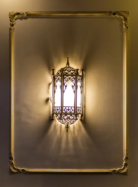 Lampe sur un mur — Photo