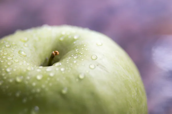 Groene appel met waterdruppels — Stockfoto