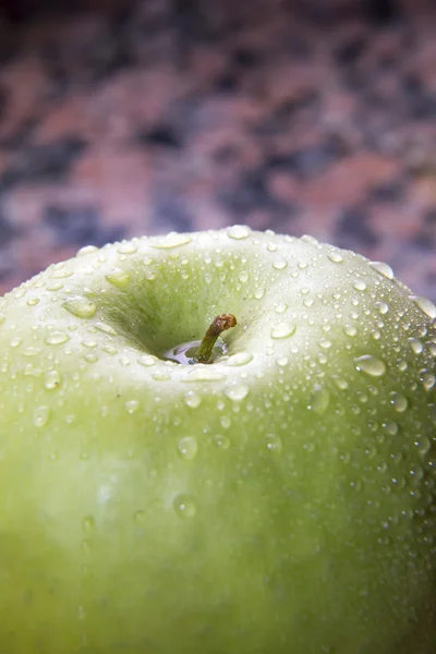 Mela verde con gocce d'acqua — Foto Stock