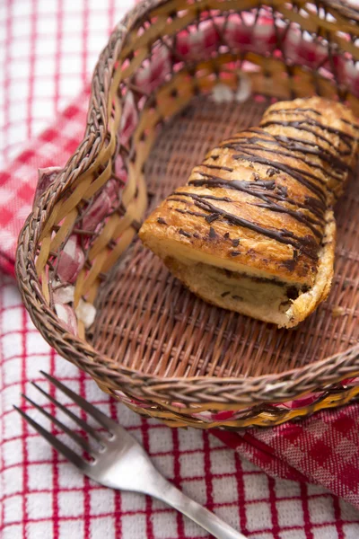 Chocolade croissants in een mand — Stockfoto