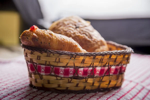 Czekoladowe croissanty w kosz — Zdjęcie stockowe