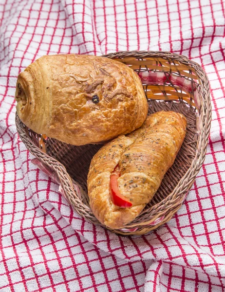 Czekoladowe croissanty w kosz — Zdjęcie stockowe