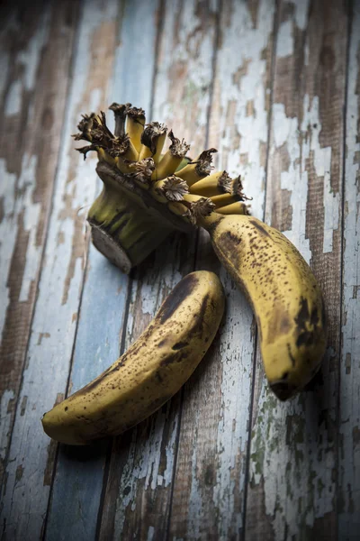 Старый банан на деревянном столе — стоковое фото