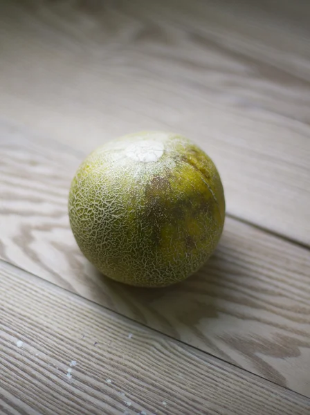 Meloun meloun na dřevěné desce — Stock fotografie