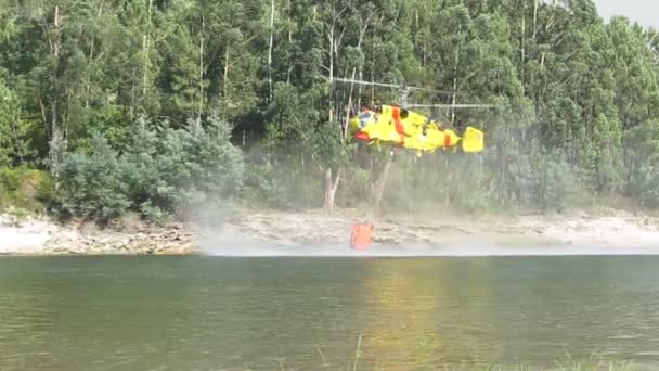 Hélicoptère luttant contre l'incendie 