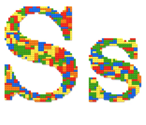 Carta S construída a partir de tijolos de brinquedo em cores aleatórias — Fotografia de Stock