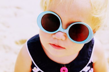 fashin vintage sunglass ile şirin 1,5 yaşında bebek portresi