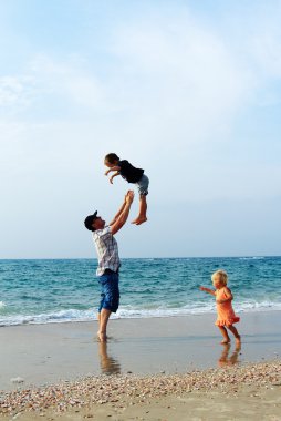Denizde tatil iki çocuk babası