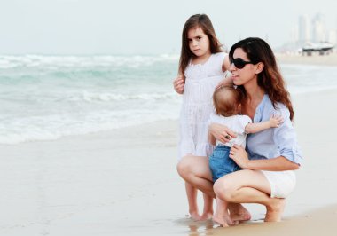 Sahilde iki kızı ile anne